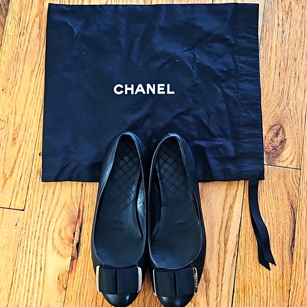 CHANEL 38.5 black leather "ballet" flats w dustbag